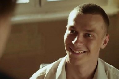 &quotАнора&quot — уже попса: 3 пронзительных сериала с Юрой Борисовым — они раскрывают его талант Кадр из сериала &quotМотыльки&quot (18+)