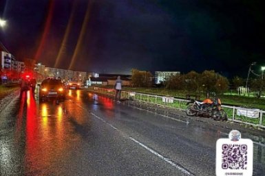 Без прав и в нетрезвом виде: подросток на мотоцикле врезался в иномарку в Шахтёрске