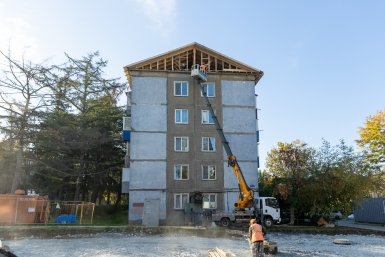 Ремонт крыши в доме №28 на улице Тихоокеанской пресс-служба администрации Южно-Сахалинска