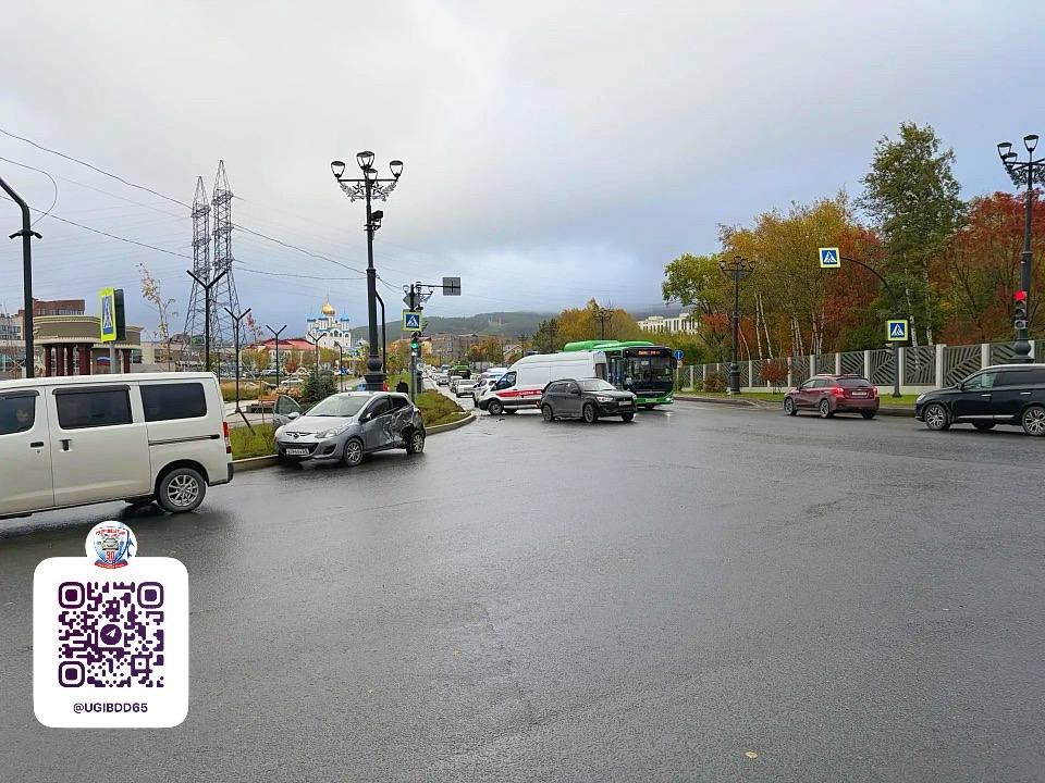 Внедорожник спровоцировал тройное ДТП в Южно-Сахалинске. Пострадал ребенок