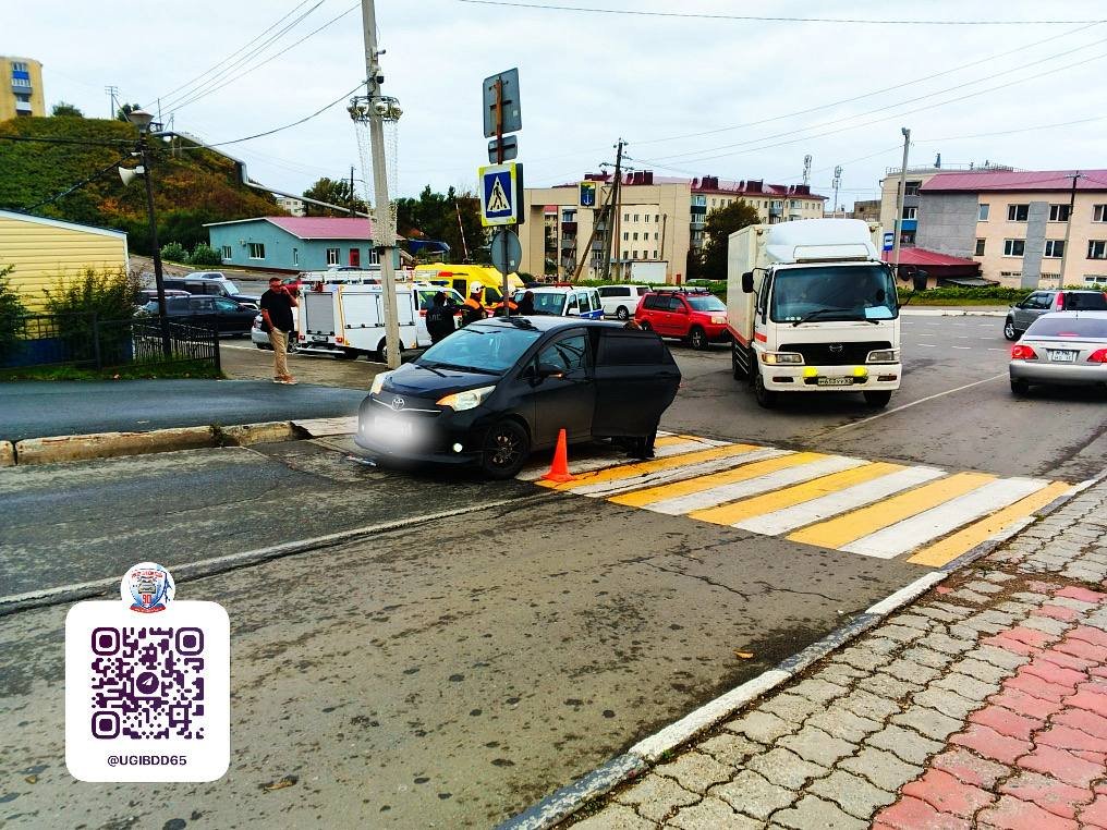 Иномарка сбила пожилую женщину на пешеходном переходе в Холмске