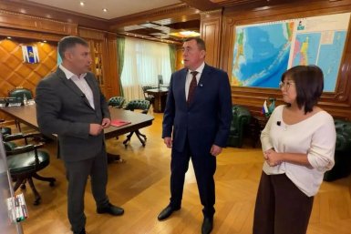 Алексей Юрьев, Валерий Лимаренко и Алена Силачева пресс-служба правительства Сахалинской области
