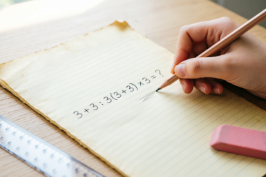 Скрытое умножение ставит в тупик: 3 + 3 : 3(3 + 3) × 3 = ? — решите за 15 секунд