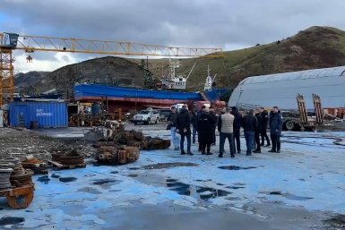 Валерий Лимаренко на рыбокомбинате &quotОстровной&quot в селе Малокурильское пресс-служба правительства Сахалинской области