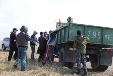 Очистка пляжа спасателями МЧС по Сахалинской области