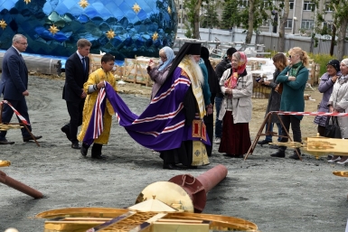 Поднятие куполов на главный храм Сахалина Юрий Гуршал