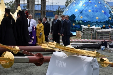 Поднятие куполов на главный храм Сахалина Юрий Гуршал