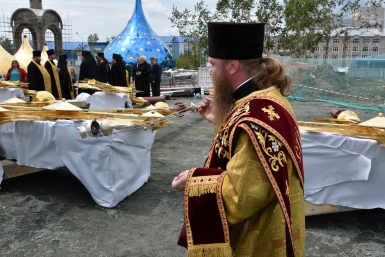 Поднятие куполов на главный храм Сахалина Юрий Гуршал
