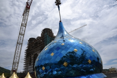 Поднятие куполов на главный храм Сахалина Юрий Гуршал