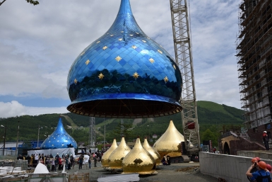 Поднятие куполов на главный храм Сахалина Юрий Гуршал