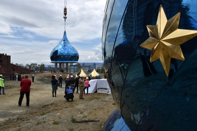 Поднятие куполов на главный храм Сахалина Юрий Гуршал