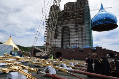 Поднятие куполов на главный храм Сахалина Юрий Гуршал