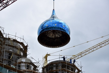 Поднятие куполов на главный храм Сахалина Юрий Гуршал