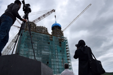 Поднятие куполов на главный храм Сахалина Юрий Гуршал