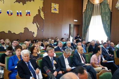 В зале Дома правительства Петр Цырендоржиев, SakhalinMedia