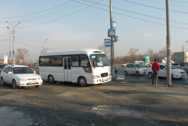 Остановка на перекрестке Ленина и Украинской. Водитель 71-го объезжает утреннюю пробку SakhalinMedia