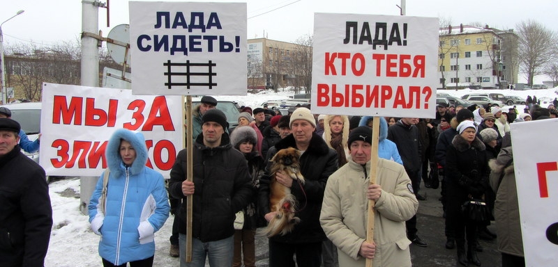 Более 400 человек вышло в субботу, 17 марта, на городскую площадь Корсакова