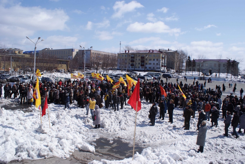 Люди стояли поколено в снегу