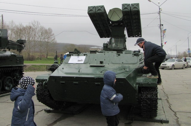 9К35 "Стрела-10", пусковая установка 9А35 с четырьмя ракетами 9М37 