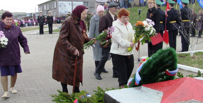 Жители поселка возлагают цветы