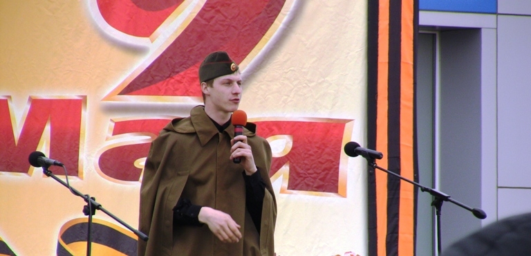 Со сцены звучали песни военных лет