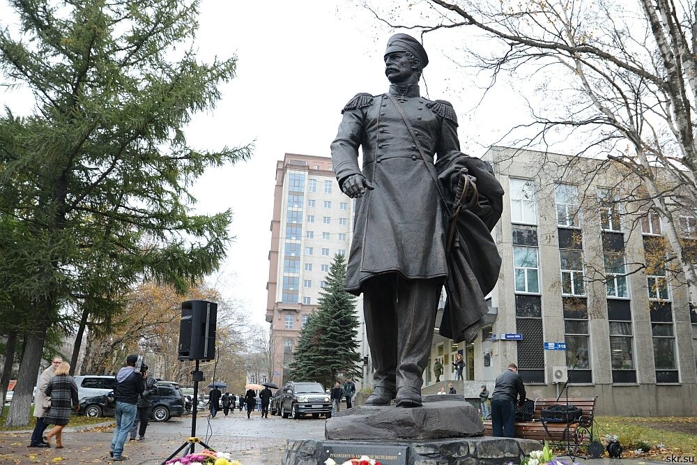 Памятник адмиралу Невельскому установили в центре Южно-Сахалинска, 2013 год