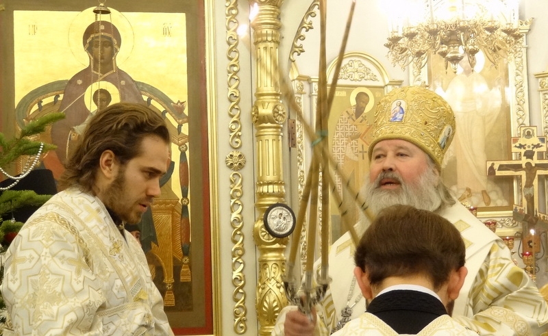 Епископ Тихон ведет рождественскую службу