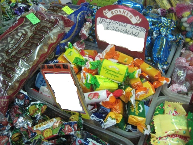 Конфеты Рошен в одном из магазинов города, Фото с места события из других источников