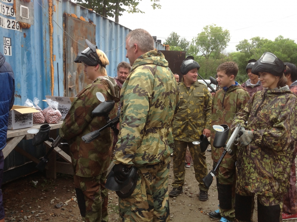 Сотрудники готовятся к игре в пейнтбол, Фото с места события собственное