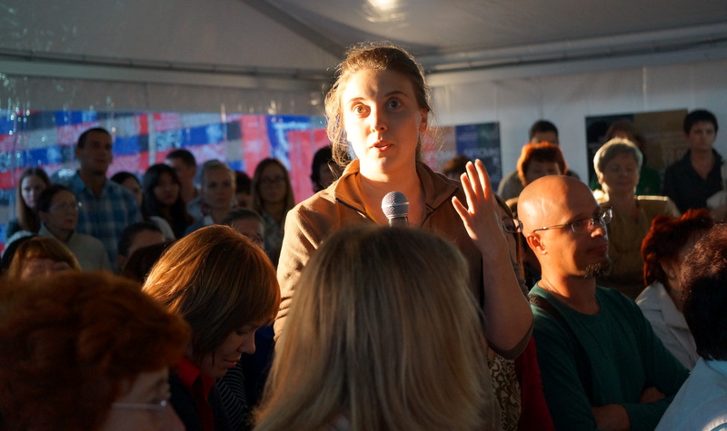 Восторженная зрительница, Фото с места события собственное