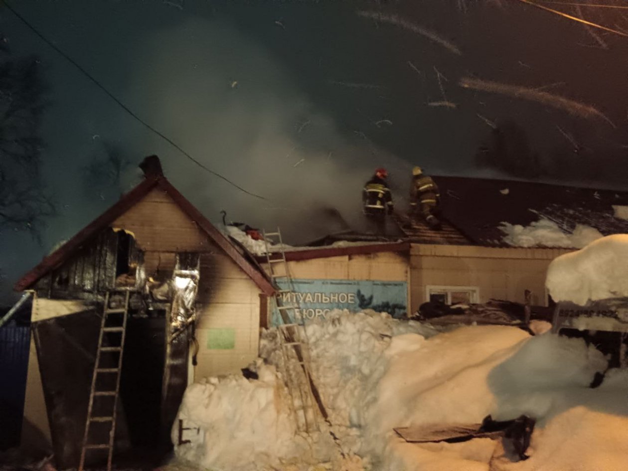 Здание ритуального агентства загорелось рано утром в Тымовском пресс-служба ОКУ &quotПСС Сахалинской области&quot
