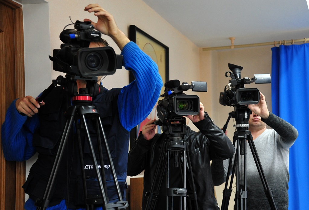 Пресс-конференция в церкви, Фото с места события собственное