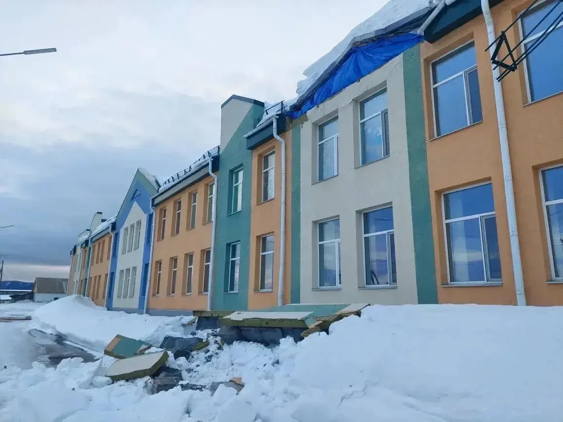 Лимаренко поручил министру строительства выехать в Тымовскую школу, где обрушилась стена канал в Мах (12+) губернатора Сахалинской области Валерия Лимаренко