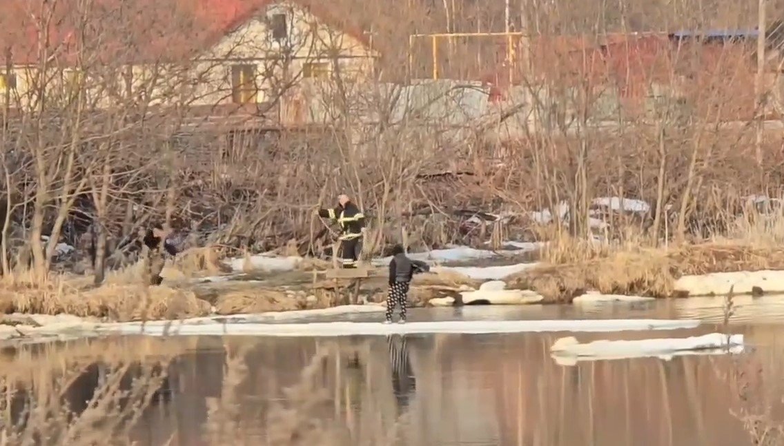 Анивские спасатели сняли подростка с оторванной льдины тг-канал мэра Анивского МО Светланы Швец