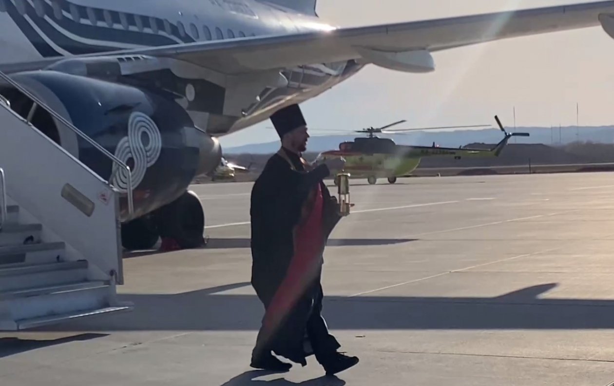 В Южно-Сахалинск доставили Благодатный огонь из Иерусалима пресс-служба аэропорта Южно-Сахалинск