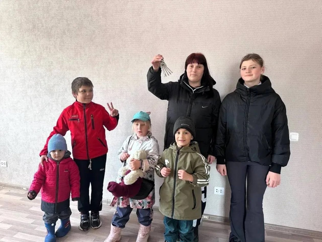 Семья с пятью детьми в Долинском районе получила долгожданную четырехкомнатную квартиру пресс-служба администрации Долинского района