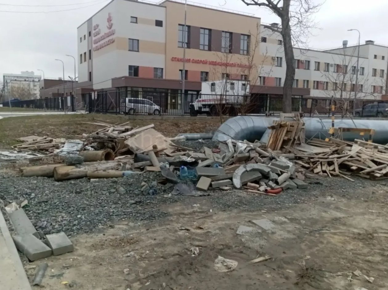 Мусор на улице Бумажной в Южно-Сахалинске ИА SakhalinMedia