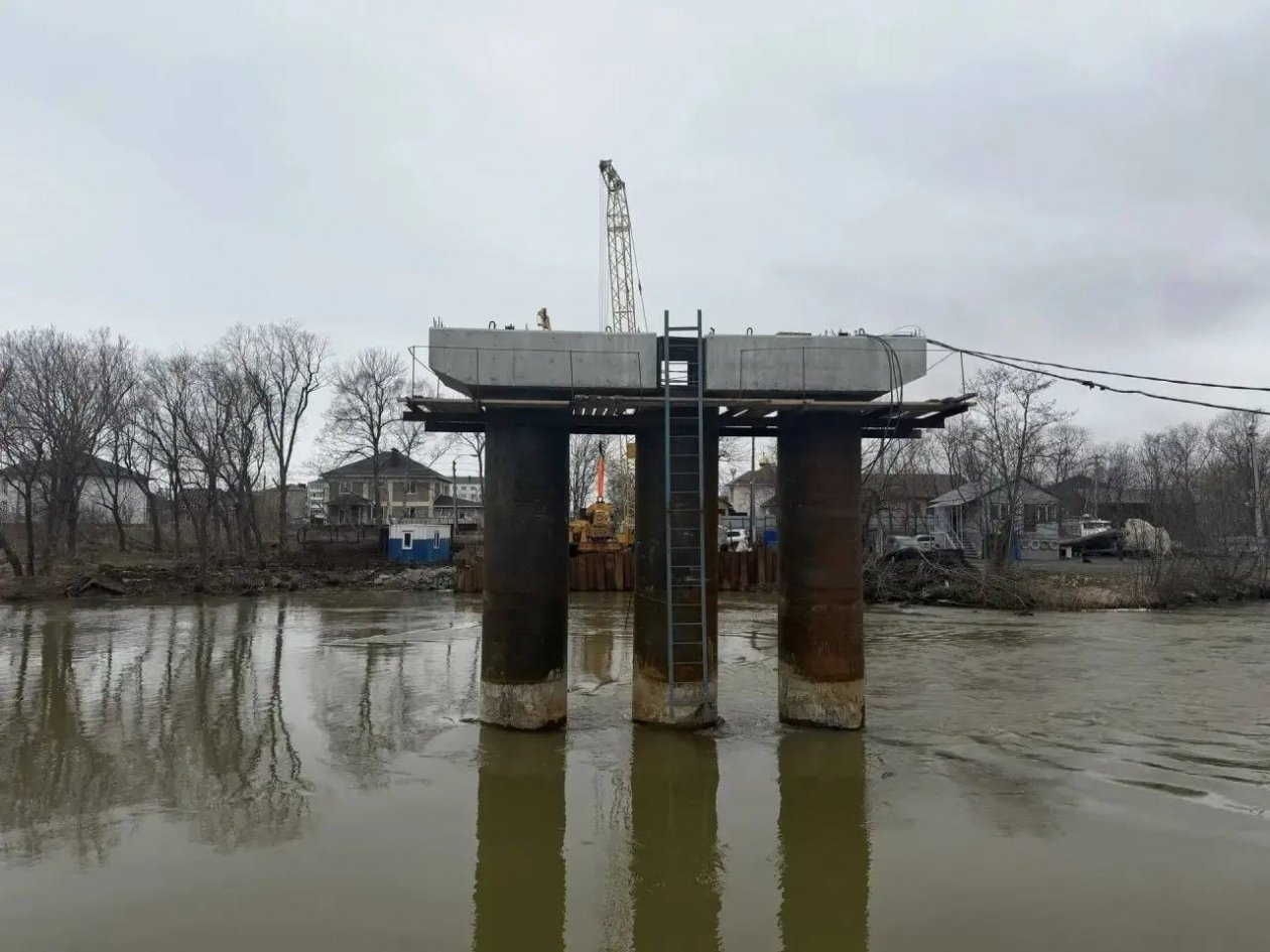 В Аниве завершается устройство колонн под опоры моста через реку Лютога пресс-служба министерства транспорта и дорожного хозяйства Сахалинской области