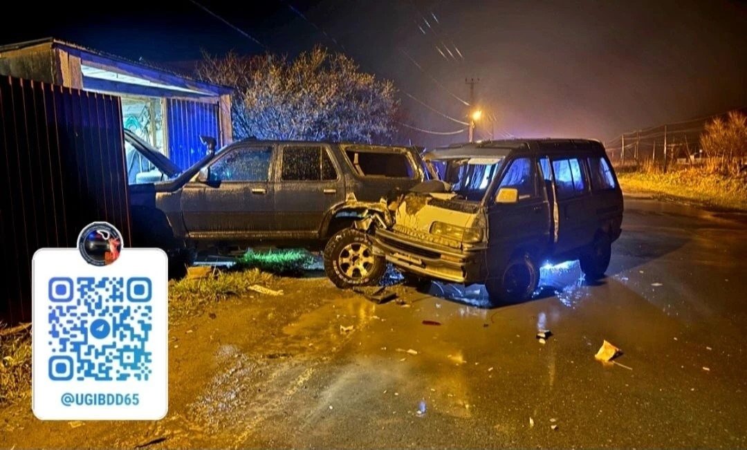 Автомобилист в Холмском районе не справился с управлением и влетел в припаркованное авто пресс-служба Госавтоинспекции Сахалинской области