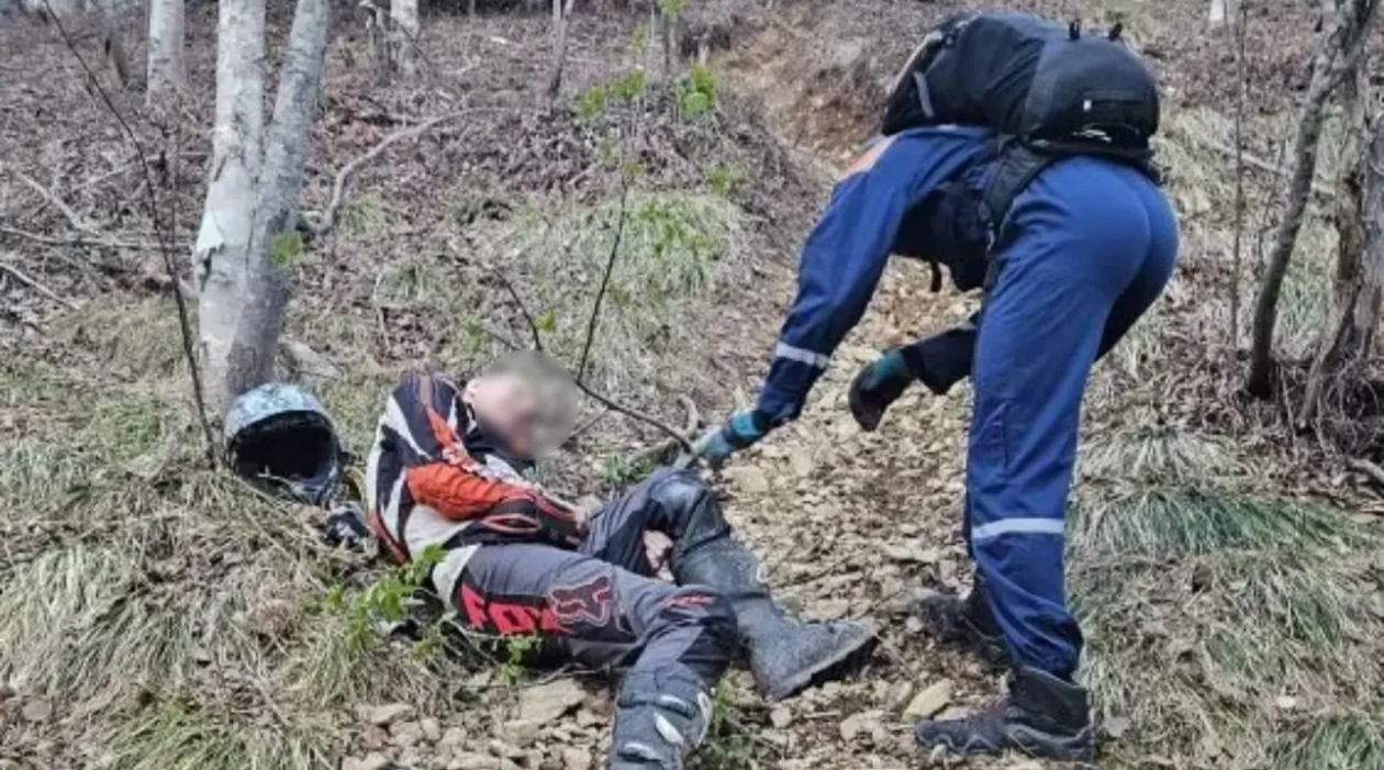 На Сахалине спасли мотоциклиста, свалившегося со склона в лесу пресс-служба ГУ МЧС России по Сахалинской области