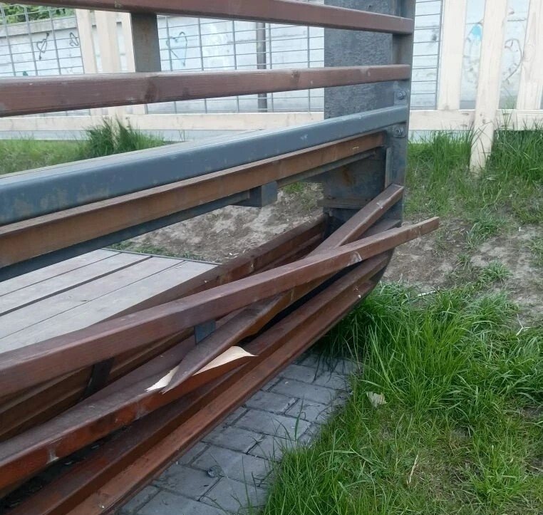Вандалы сломали перголу на улице Крузенштерна в Холмске пресс-служба мэрии Холмского района