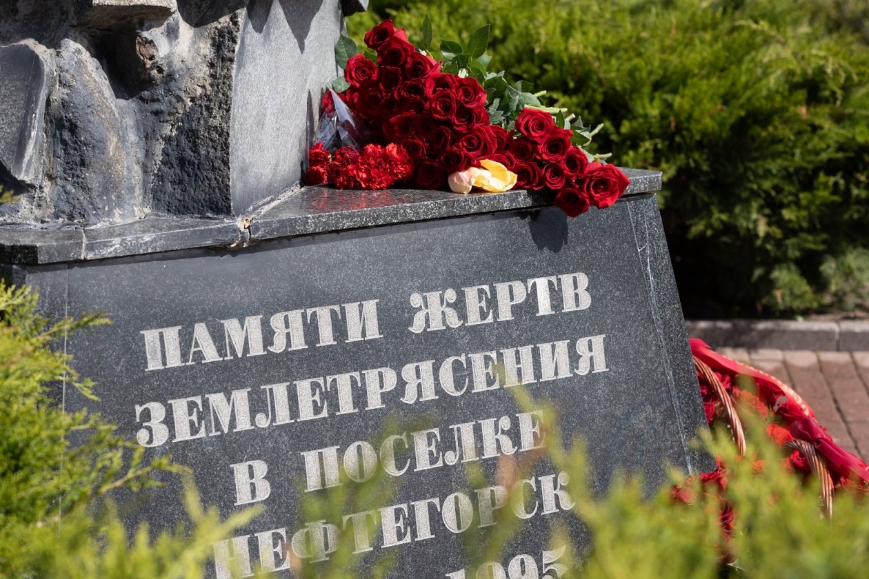 Возложение цветов к мемориалу пресс-служба правительства Сахалинской области