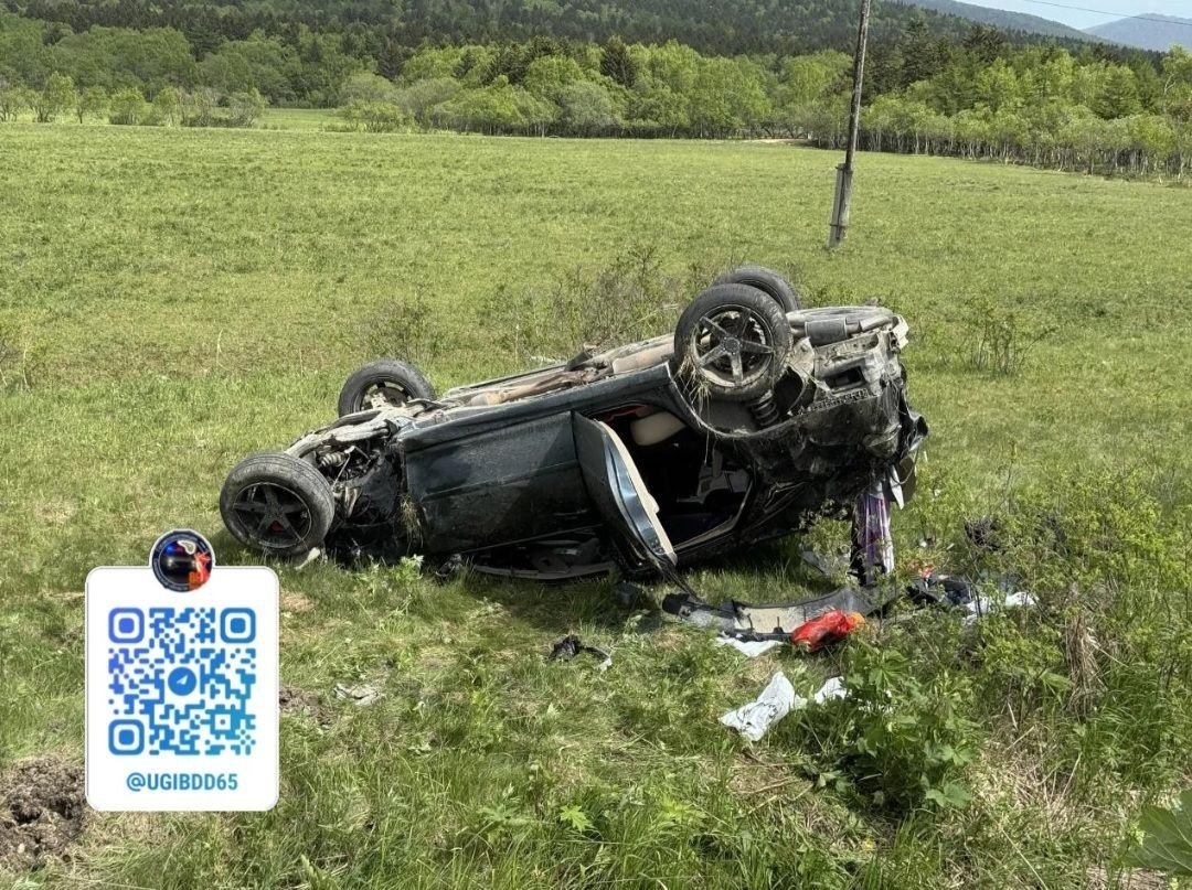 В Южно-Сахалинске Lexus опрокинулся в кювет, уворачиваясь от столкновения с BMW УГИБДД УМВД России по Сахалинской области