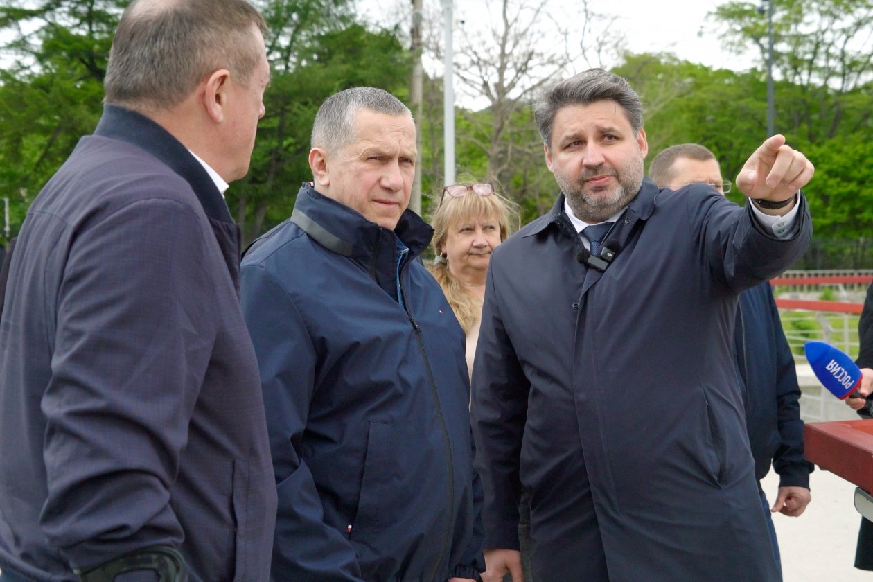 Юрий Трутнев и Валерий Лимаренко проверили набережную реки Рогатки в Южно-Сахалинске пресс-служба полпредства ДФО