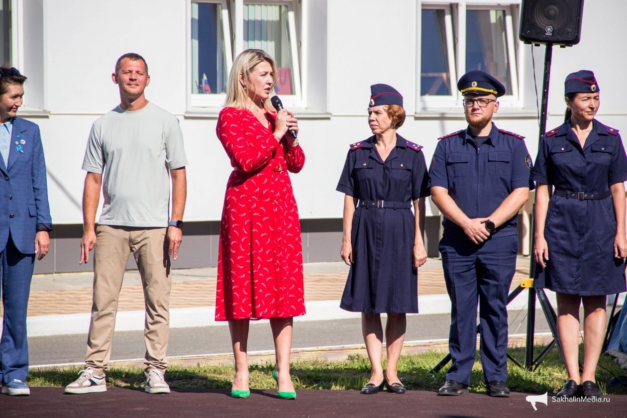 Ольга Орлова (с микрофоном)