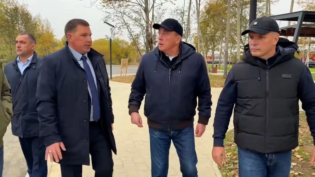 Привокзальную площадь в Ногликах благоустроили по нацпроекту