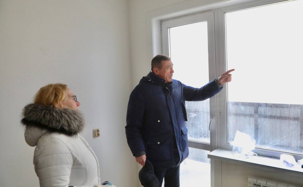 Валерий Лимаренко проверил качество новостройки в Холмске и встретился с новосёлами