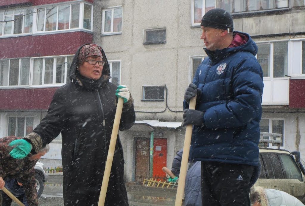 Жители пообщались с депутатом во время уборки, Фото с места события из других источников