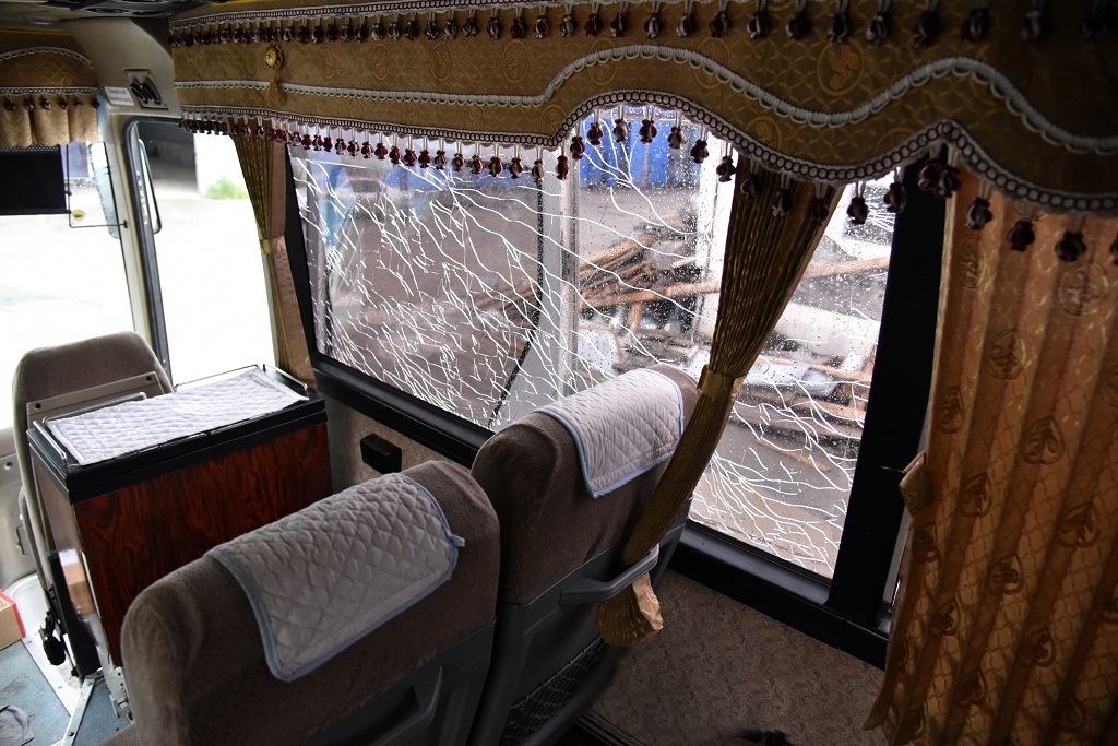 Автобус с разбитыми стеклами