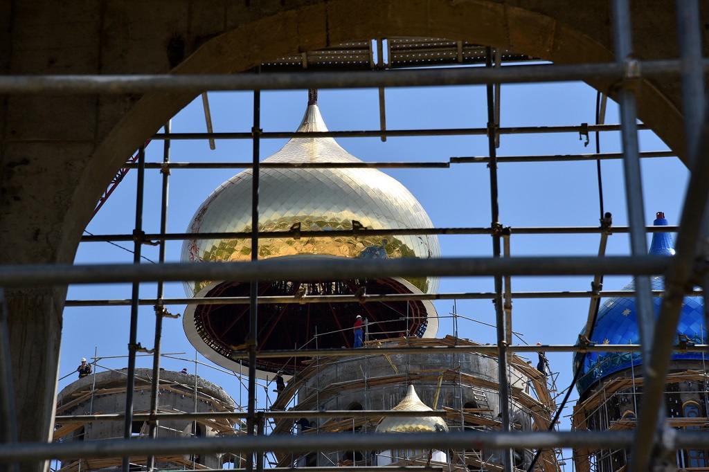 Установка главного купола храма